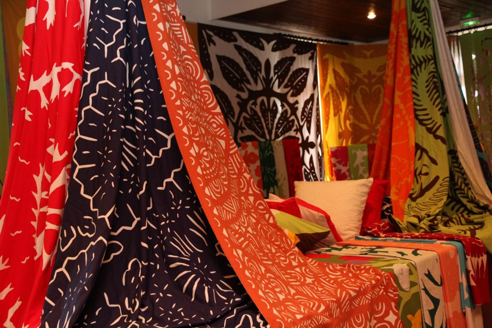 Pour égayer la tombe de son papa, elle peint un tifaifai coloré, emblème de l&rsquo;art polynésien