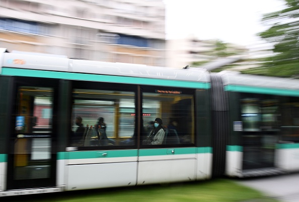 Caen: une voiture percute violemment une rame de tramway, un mort et deux blessés graves