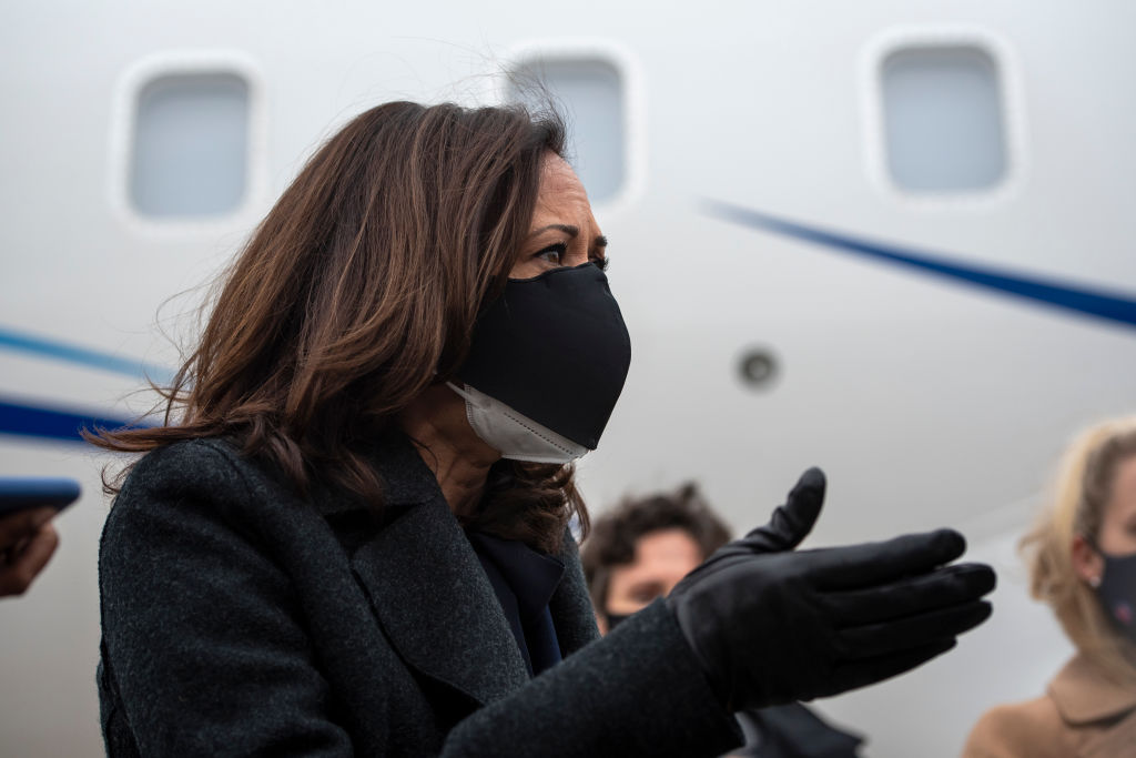 Après 4 doses de vaccin, Kamala Harris testée positive au Covid-19