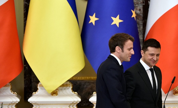 Volodymyr Zelensky invite Emmanuel Macron à se rendre en Ukraine pour constater le « génocide »