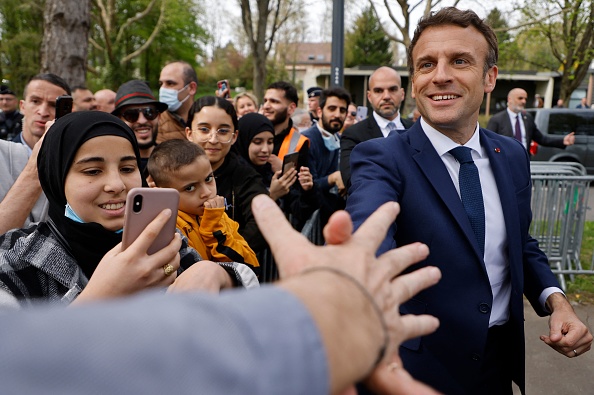 À Strasbourg, Emmanuel Macron rencontre une femme voilée et « féministe », il trouve cela « beau » et tacle sa rivale