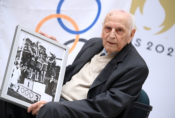 « Je la dédie à mes trois camarades » : le doyen des champions olympiques reçoit la Légion d&rsquo;honneur 74 ans plus tard