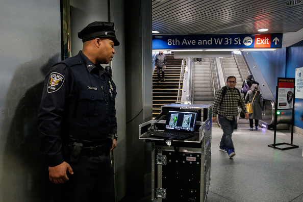 Un jeune homme enlace une femme enceinte pour la protéger des tirs lors d’une fusillade dans le métro à New York