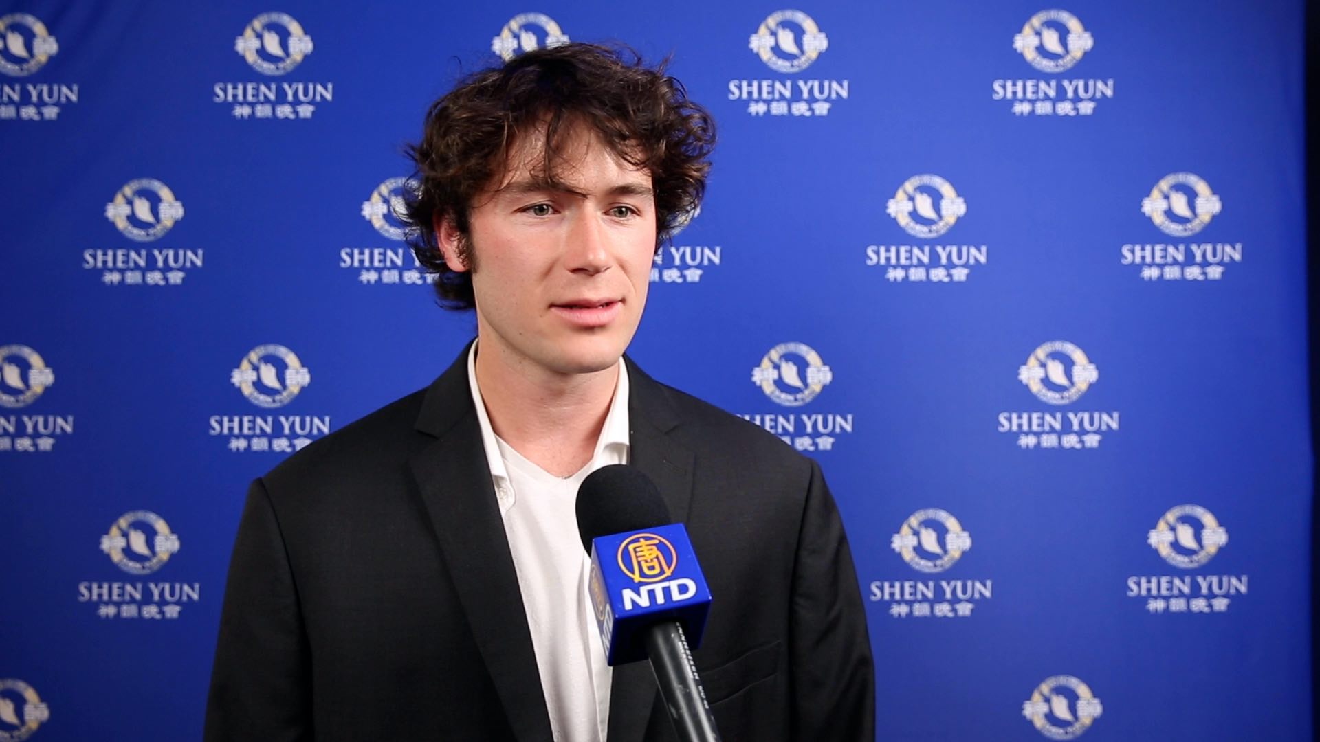 « En tant qu&rsquo;ingénieur du son, on sait vraiment ce qui est bien et ce qui n&rsquo;est pas bien… et Shen Yun, c&rsquo;est vraiment magnifique ! »