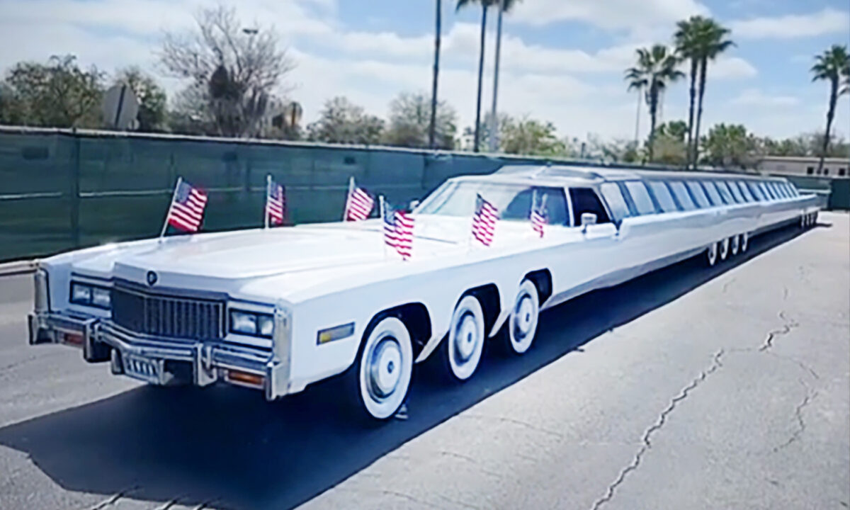 Un homme construit une limousine de 30 mètres de long avec une piscine et un héliport, établissant ainsi le record Guinness de la plus longue voiture du monde