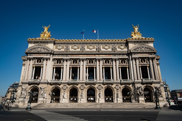 Quand la crise économique s’invite en coulisses, les opéras sont contraints à mettre en scène leur propre numéro d’économie