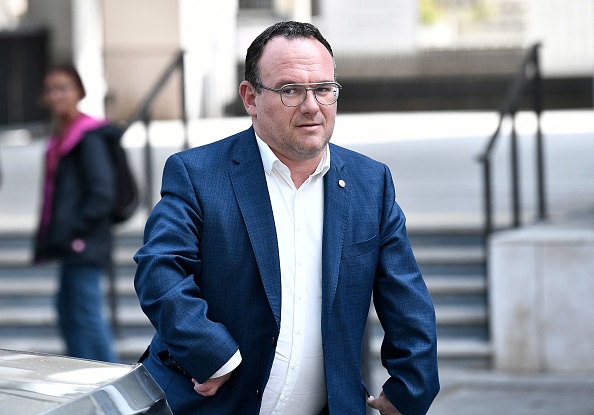 Damien Abad demande des excuses à RTL pour deux chroniques raillant ses « moignons » de « pingouin »