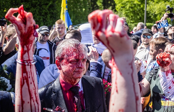 L&rsquo;ambassadeur russe en Pologne arrosé de peinture rouge par des manifestants pro-ukrainiens