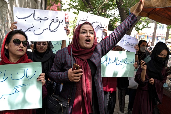 Afghanistan : une vingtaine de femmes manifestent à Kaboul contre les restrictions imposées par les talibans