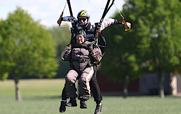 « Un peu effrayant » : pour ses 102 ans, une Britannique saute en parachute