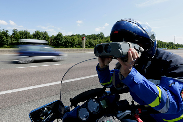 Il prend la BMW de son père et se fait contrôler à 219 km/h au lieu de 100