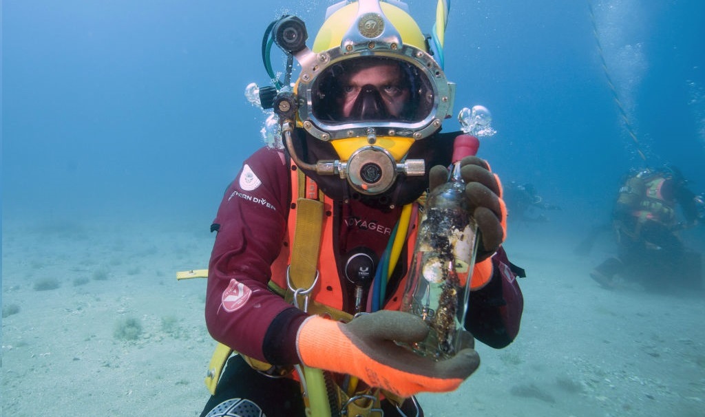 Un viticulteur savoyard remonte 5000 bouteilles de vin du fond du lac Léman