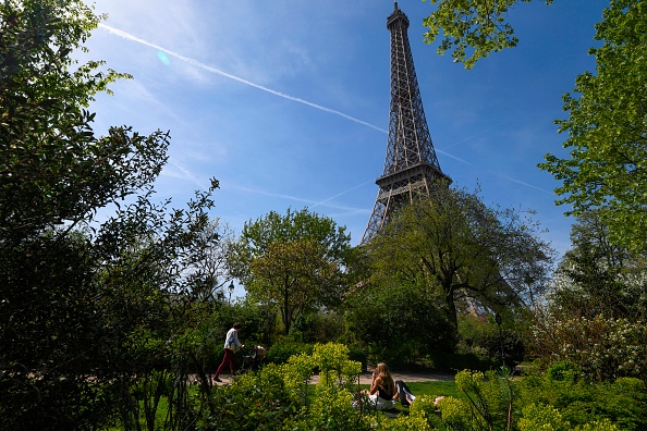 Paris : rassemblement pour sanctuariser des arbres centenaires au pied de la Tour Eiffel