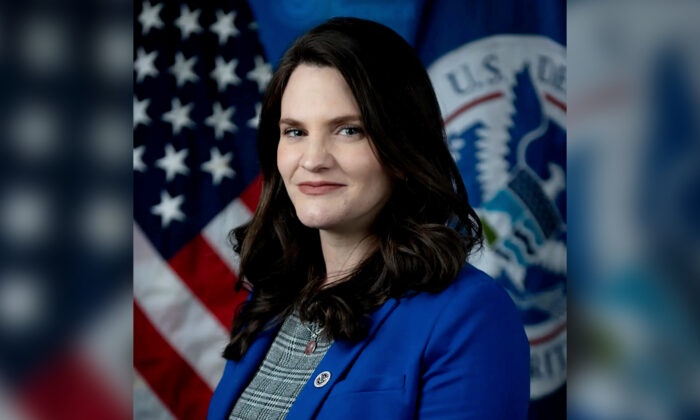 Le Comité sur la désinformation de la Maison Blanche est « suspendu » alors que sa cheffe rend sa démission