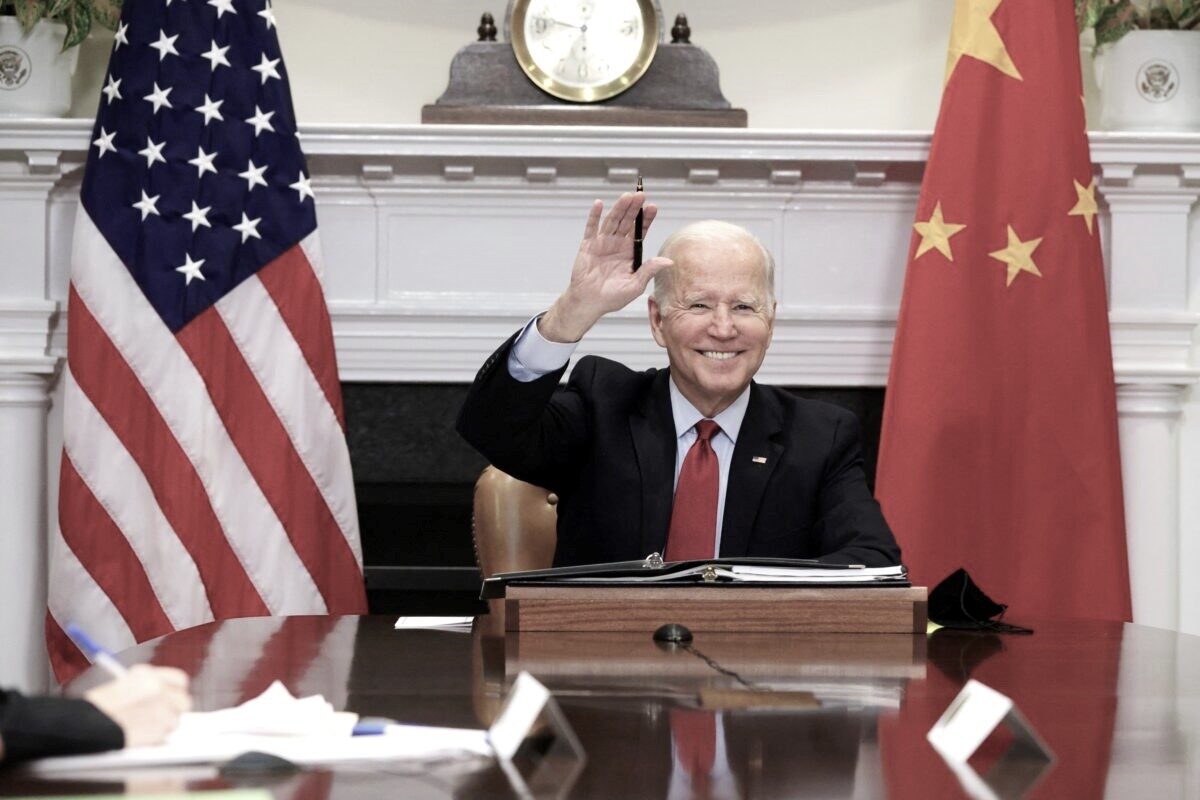 Le dernier décret de Biden finance l&rsquo;armée chinoise, soutient l&rsquo;esclavage, mène dans le mur