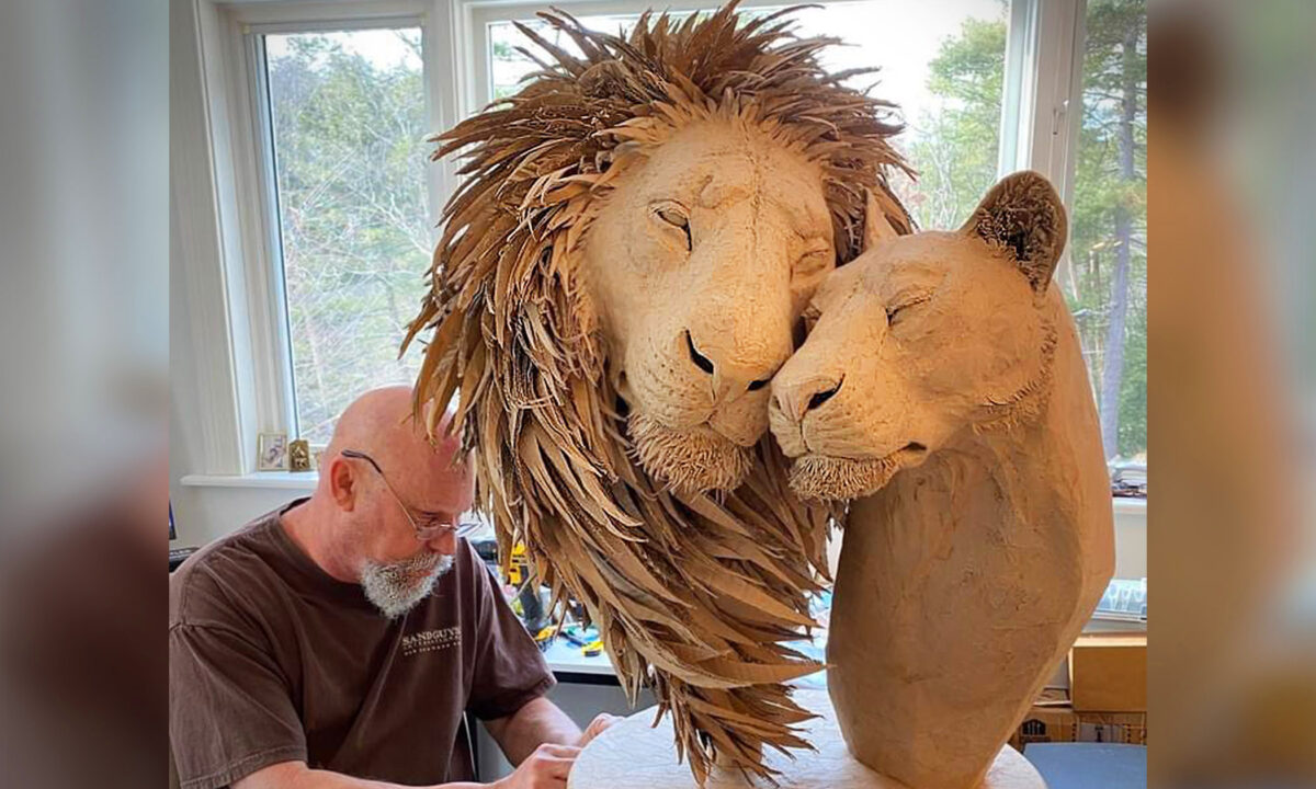 Des artistes sculptent de vieilles boîtes en carton pour réaliser des portraits de lions dans une étreinte amoureuse, ils sont grandeur nature et d&rsquo;un réalisme saisissant