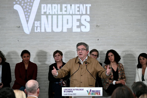 Vidéo – Un candidat Nupes aux législatives en train de sniffer une poudre blanche fait désordre