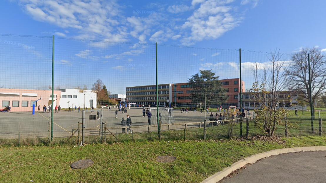 300 collégiens rendent hommage à leur prof d&rsquo;EPS par une haie d&rsquo;honneur pour son départ en retraite