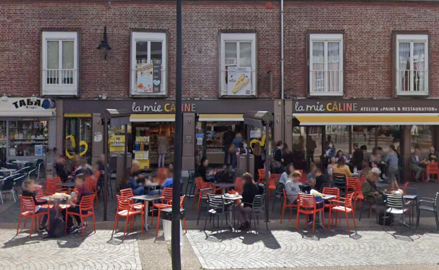 Un homme avec son cheval s&rsquo;arrête boire un café à La Mie Câline d&rsquo;Abbeville