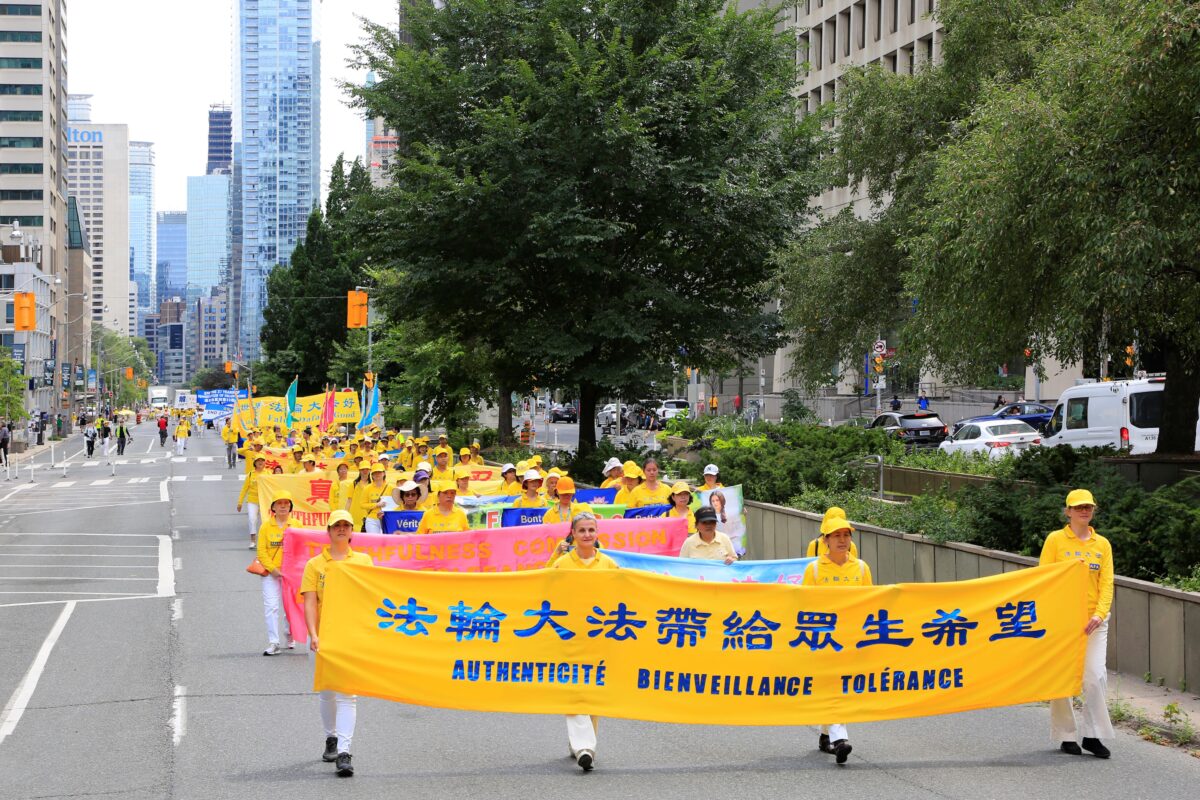 Des pratiquants de Falun Gong demandent la fin de la persécution en Chine lors d&rsquo;un grand défilé à Toronto