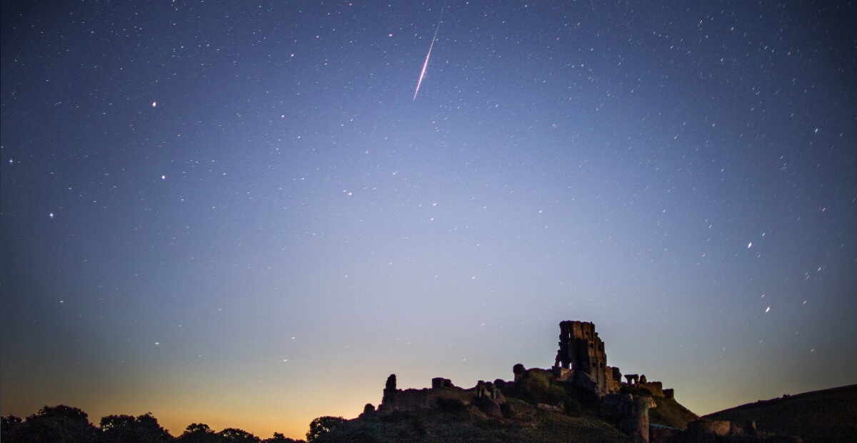 Deux pluies de météores convergeront pour un spectacle lumineux dans le ciel nocturne à la fin de l&rsquo;été – ce qu’il faut savoir