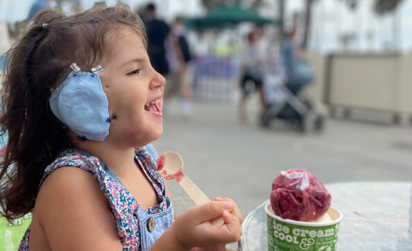 Eléonore, 3 ans et née sans oreille droite, a été opérée grâce à un élan de générosité