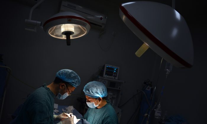 Un nouveau rapport expose comment les organes transplantés en Chine proviennent probablement de personnes vivantes