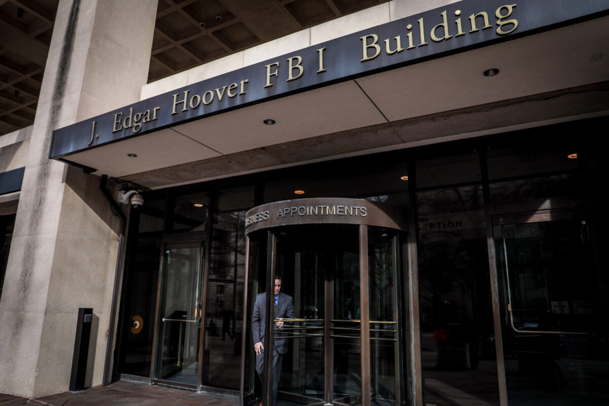Un bulletin du FBI annonce une menace d’attentat à la bombe et des appels à la «guerre civile» suite à la descente chez Trump