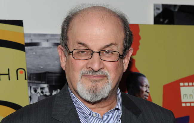Salman Rushdie poignardé : l&rsquo;auteur est sur « la voie de rétablissement », l&rsquo;agresseur plaide « non coupable »