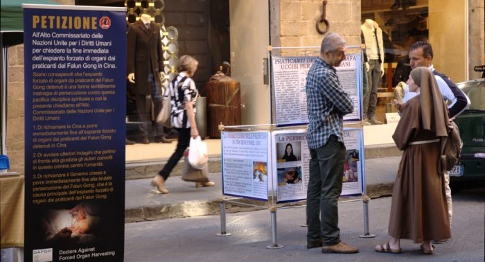 Un magazine italien publie un article sur le prélèvement forcé d&rsquo;organes à Pékin et réagit aux critiques de l&rsquo;ambassade de Chine