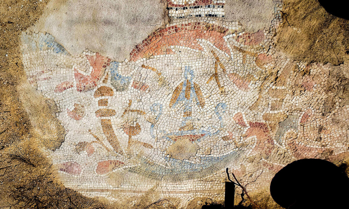 Des soldats exhument un couvent byzantin vieux de 1500 ans avec un incroyable sol en mosaïque dans une zone militaire en Israël