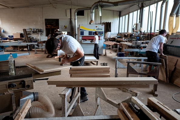 «J’ai toujours appris toute ma vie»: à 79 ans, cet avocat retraité obtient un CAP de menuisier