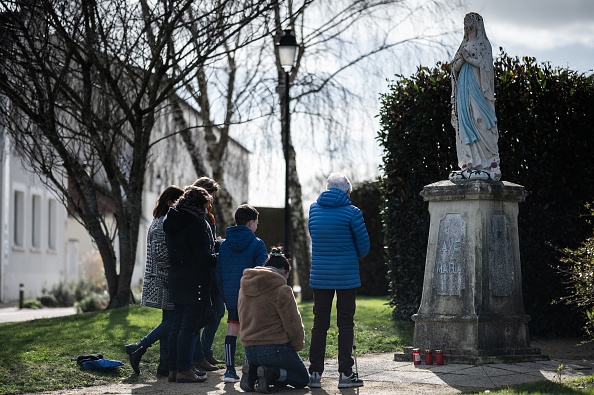 Partout en France, ils prient en public « pour la France et contre tous les dangers qui nous menacent »