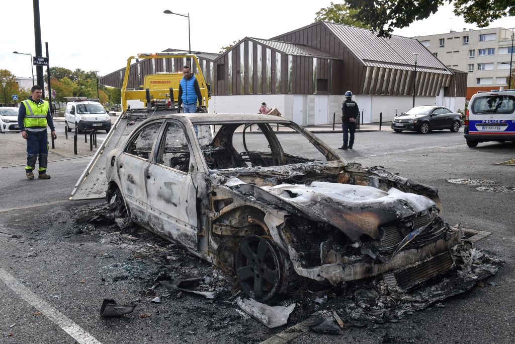 Tours: 17 voitures incendiées, 3 personnes interpellées suite au décès d’un homme qui se serait jeté sur un véhicule de police
