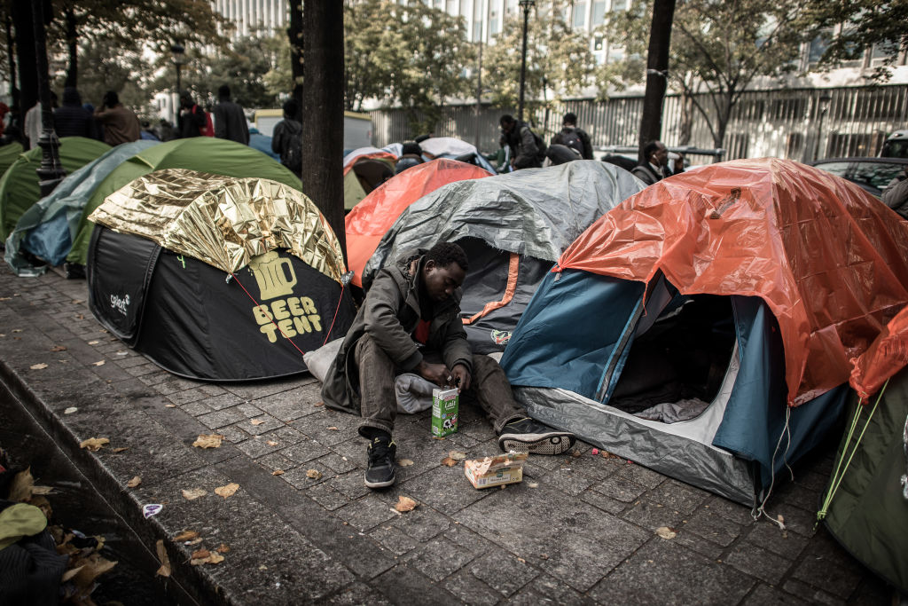 Évacuation à Paris d’un campement de jeunes migrants à Bastille après une épidémie de gale