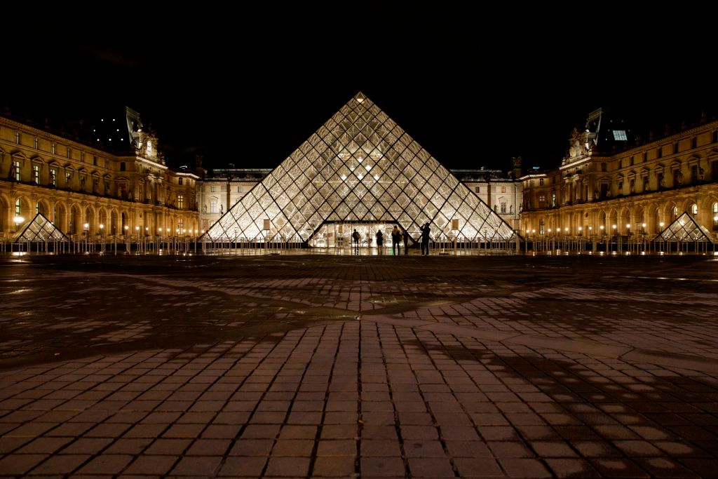 Crise énergétique: Versailles et le Louvre plongés plus tôt dans le noir
