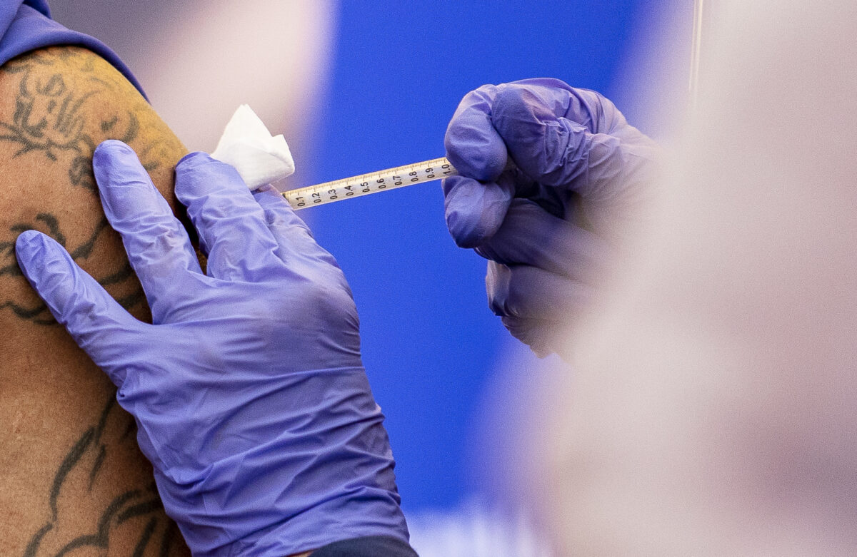 Une nouvelle étude confirme que le risque d&rsquo;inflammation cardiaque chez les jeunes hommes est plus élevé après une vaccination qu&rsquo;après avoir contracté le Covid