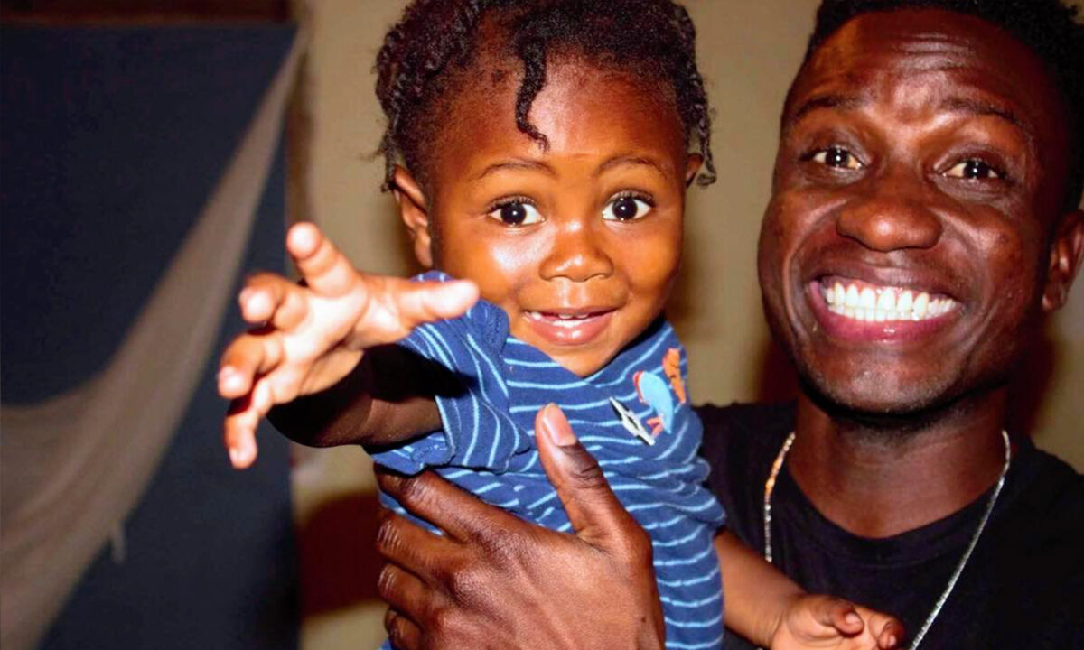 Un bébé «maudit» abandonné dans une poubelle en passe d’être adopté: «Ils pensaient qu’il était possédé par des esprits malins»