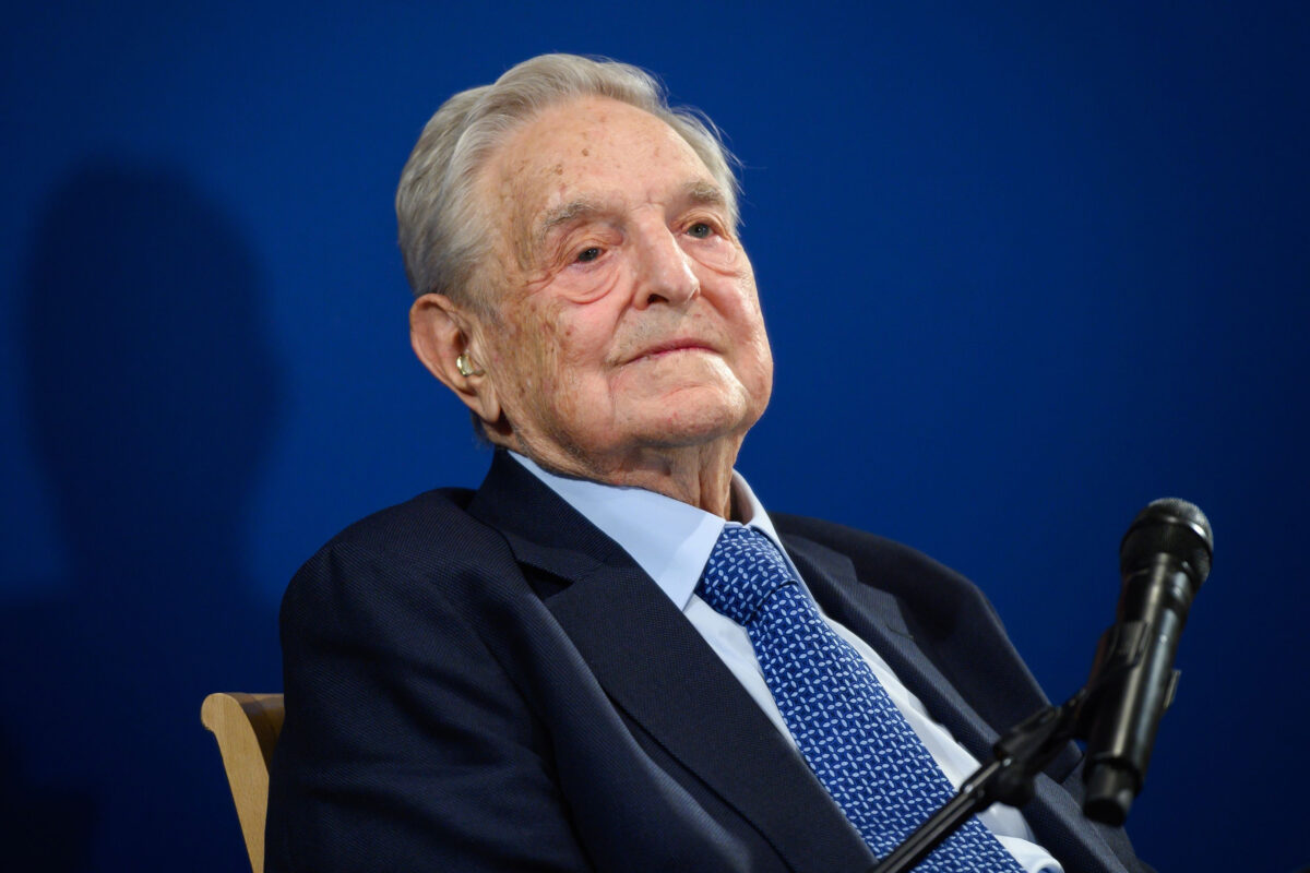 L&rsquo;organisation qui poursuit DeSantis pour les vols à Martha&rsquo;s Vineyard a touché plus d&rsquo;un million de dollars de George Soros
