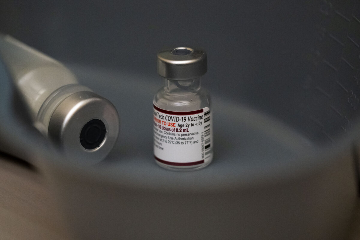 Un courriel interne révèle comment Pfizer a interrompu les essais cliniques sur les femmes enceintes des vaccins Covid