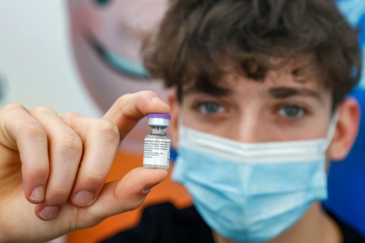 Les protéines spike générées par les vaccins Covid-19 sont «toxiques» pour le cœur, explique un cardiologue