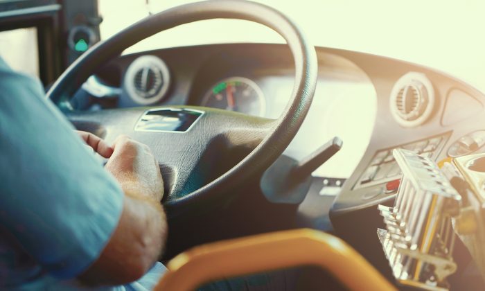 Pékin impose des bracelets électroniques aux chauffeurs de bus pour la «sécurité de l&rsquo;État»