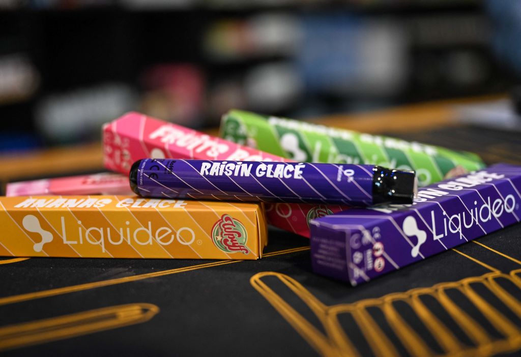 Cigarettes électroniques jetables ou «puffs»: des médecins et défenseurs de l&rsquo;environnement s’y opposent