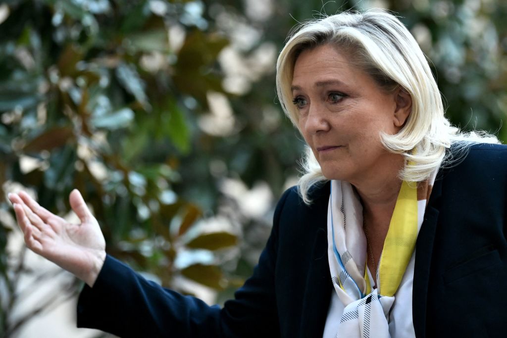 Emmanuel Macron craint une «décivilisation», Marine Le Pen estime qu&rsquo;il «lui donne raison»