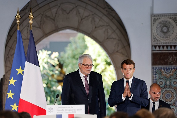 Un « havre de paix » : Emmanuel Macron rend hommage à la Grande Mosquée de Paris