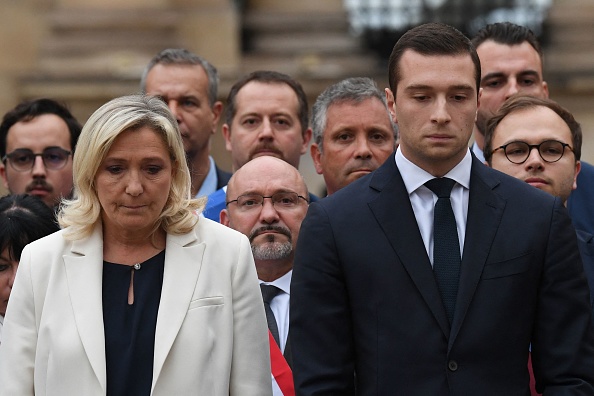 Meurtre de Lola : les députés du Rassemblement national (RN) observent une minute de silence devant l&rsquo;Assemblée