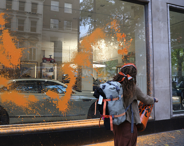 Londres: des militants écologistes répandent de la peinture sur des bâtiments emblématiques