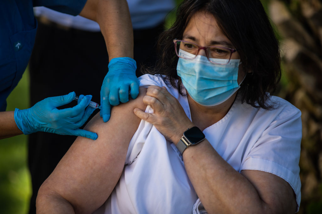 Des anomalies menstruelles qui durent des mois après le vaccin Covid-19, «très inquiétantes» selon un médecin