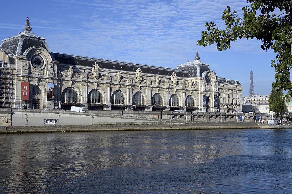 Musée d&rsquo;Orsay: une activiste tente d&rsquo;asperger un tableau de soupe, elle est stoppée