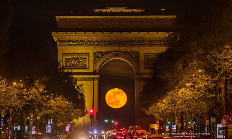 [VIDÉO] Un photographe filme la pleine lune à travers l&rsquo;Arc de triomphe à Paris